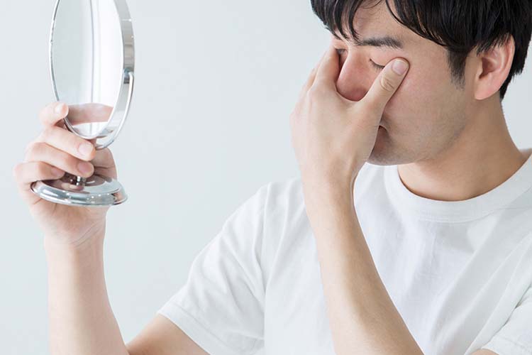 眼精疲労のイメージ写真